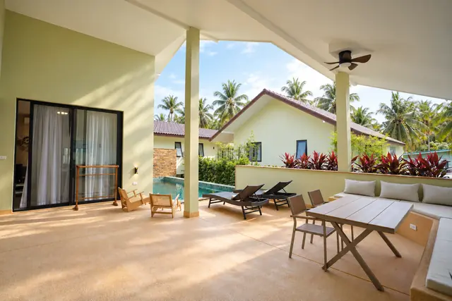 Villa 2 – Covered terrace with pool and loungers
